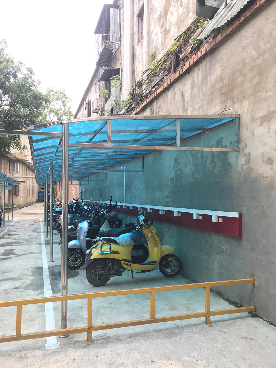 南宁市沛鸿中学桃源小区职工住宅区安装云享智充电单车扫码充电设备