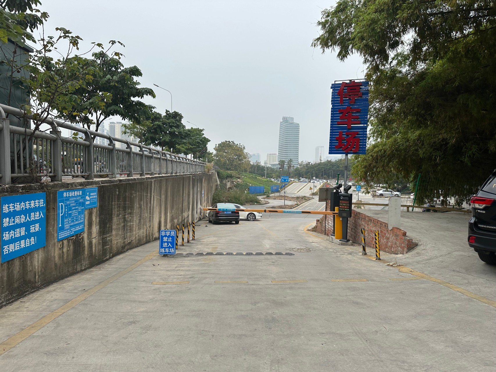 南宁某驾校安装广西驴充充快充120KW充电桩给教练车充电